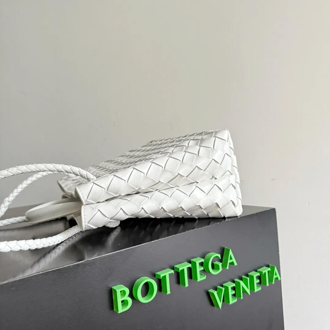 The new Andiamo batch of 3060 BV is shipped‼ ️The classic intercciato weaving process is used to create a soft bag, the metal knot is made of micro-cast aluminum using jewelry technology🪢, and the decorative beads are made of metal and hand-polished oak, allowing you to jump repeatedly between elegance and fun💃, making it unpredictable. Classic and versatile, it shows off your temperament, and the bag has a large capacity, making it very convenient for daily commuting! It has a variety of carrying methods, the shoulder straps can be adjusted by yourself, the original lambskin feels soft and delicate, and the unisex style breaks gender boundaries and brings a more practical and long-lasting use experience. The Andiamo, which has both elegant and casual styles, perfectly interprets the "fashionable old money style". Style number: 743568+wood hardware Color: white Size: 25*22*10.5cm